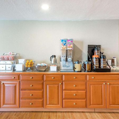Hotel Super 8 By Wyndham Watertown/Cambridge/Boston Area Extérieur photo