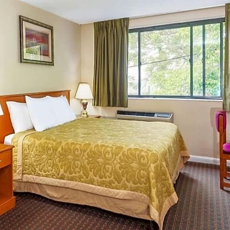 Hotel Super 8 By Wyndham Watertown/Cambridge/Boston Area Extérieur photo