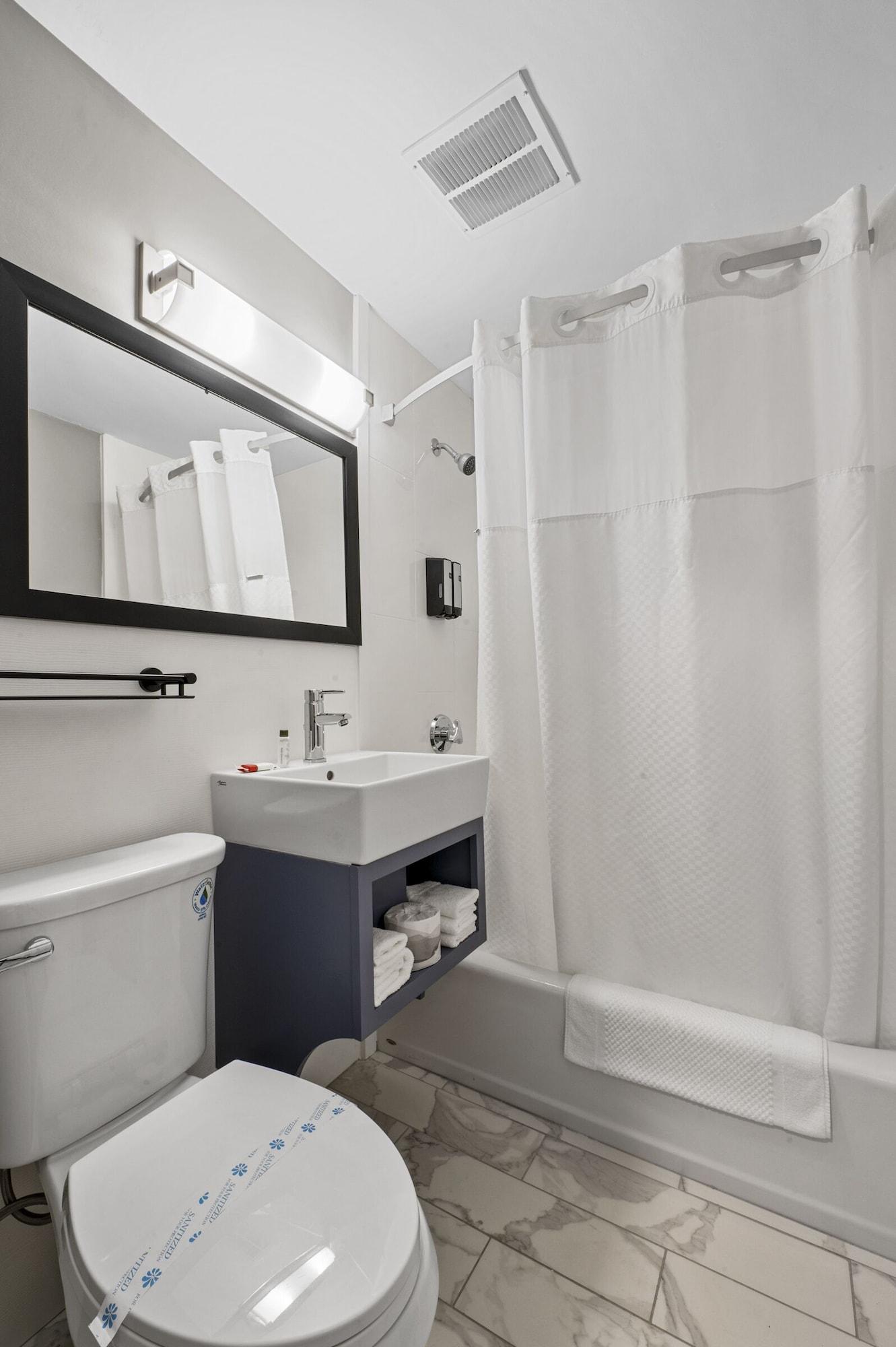 Hotel Super 8 By Wyndham Watertown/Cambridge/Boston Area Extérieur photo