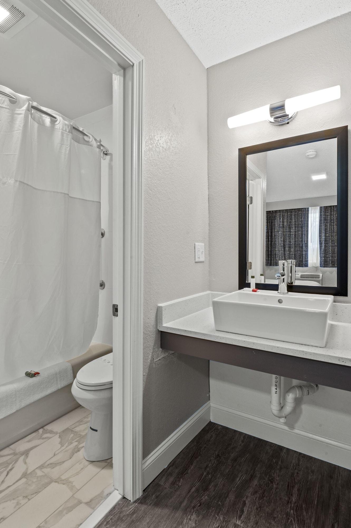 Hotel Super 8 By Wyndham Watertown/Cambridge/Boston Area Extérieur photo