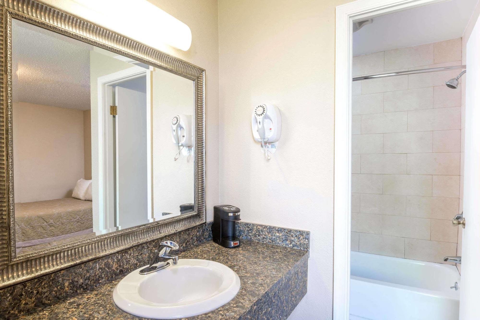 Hotel Super 8 By Wyndham Watertown/Cambridge/Boston Area Extérieur photo