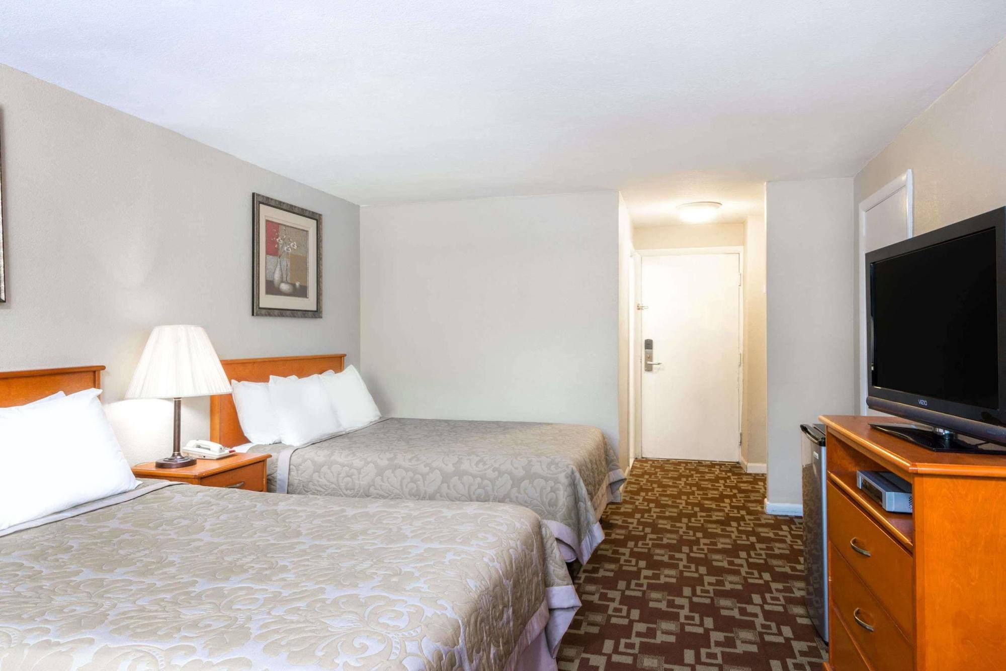 Hotel Super 8 By Wyndham Watertown/Cambridge/Boston Area Extérieur photo