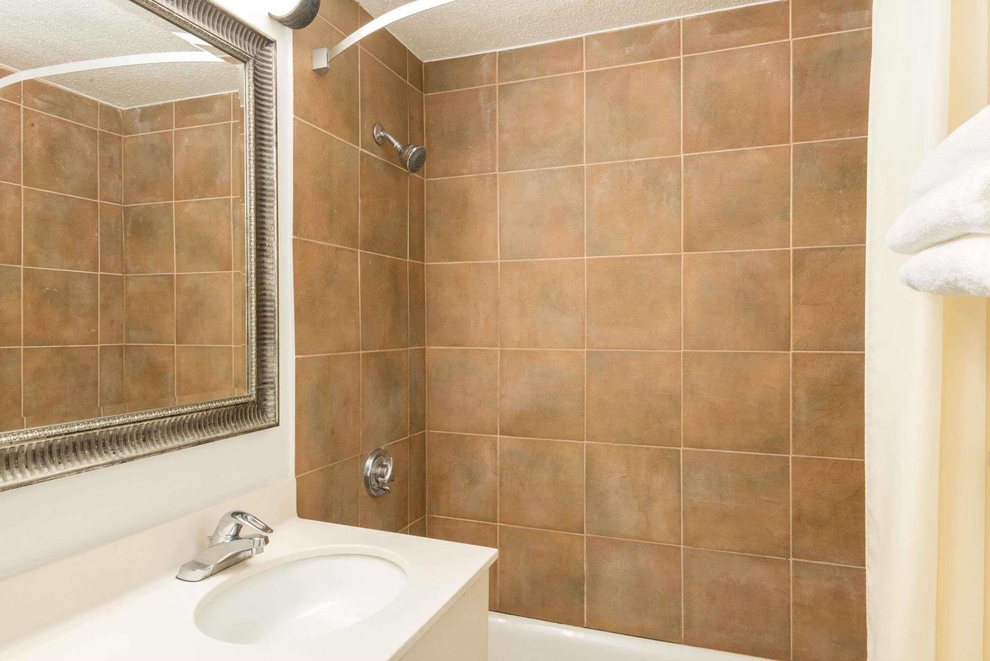 Hotel Super 8 By Wyndham Watertown/Cambridge/Boston Area Extérieur photo