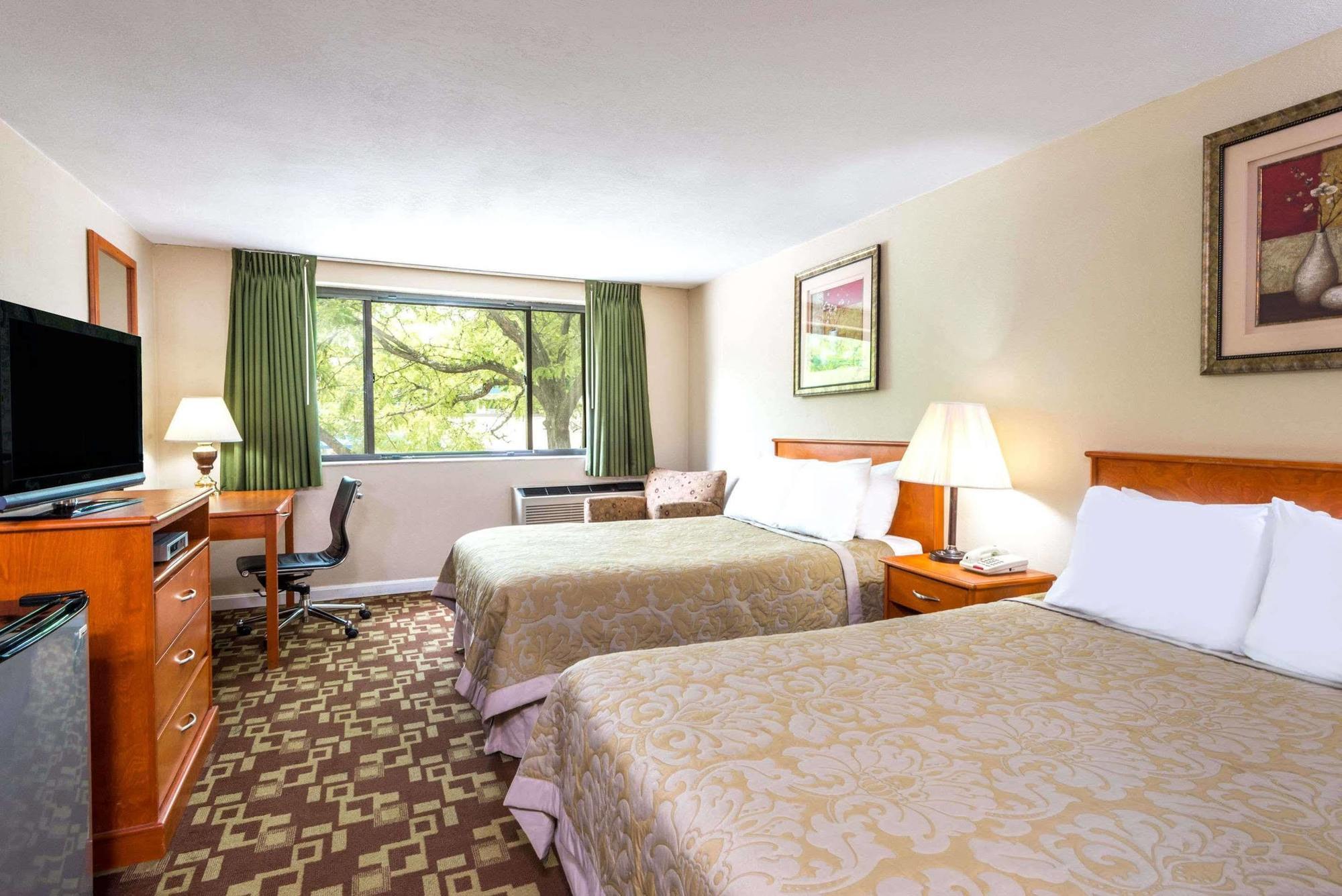 Hotel Super 8 By Wyndham Watertown/Cambridge/Boston Area Extérieur photo