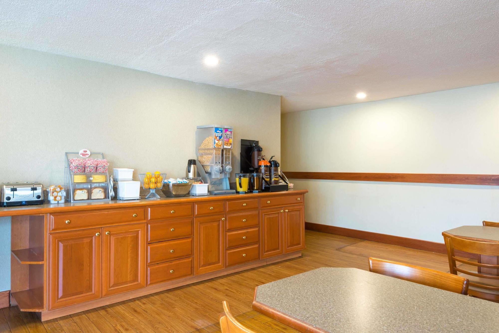 Hotel Super 8 By Wyndham Watertown/Cambridge/Boston Area Extérieur photo